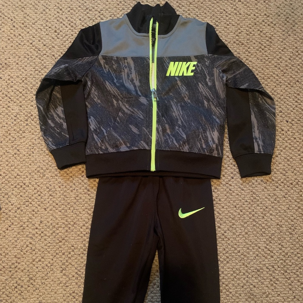 Matching Set. 2T Nike outfit lightly used. No stains smoke free house :)